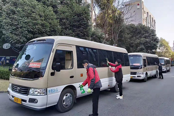 贵阳市区19座中巴车租一天多少钱？